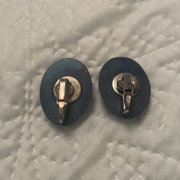 Set of 2 Vintage Clip On Earrings - Picture 6 of 11